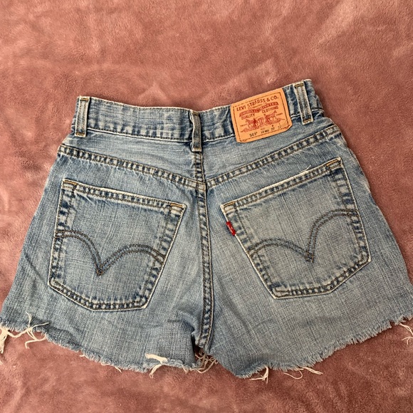 VINTAGE LEVIS SHORTS - Picture 2 of 3